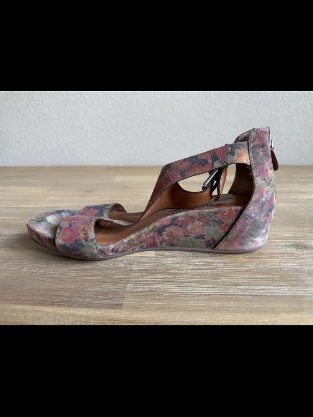 Gentle Souls by Kenneth Cole Gisele Floral Print Wedge Comfort Sandals